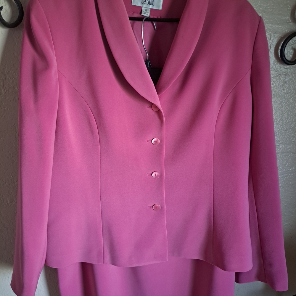 Le Suit Pink Blazer Classic Tailored Design